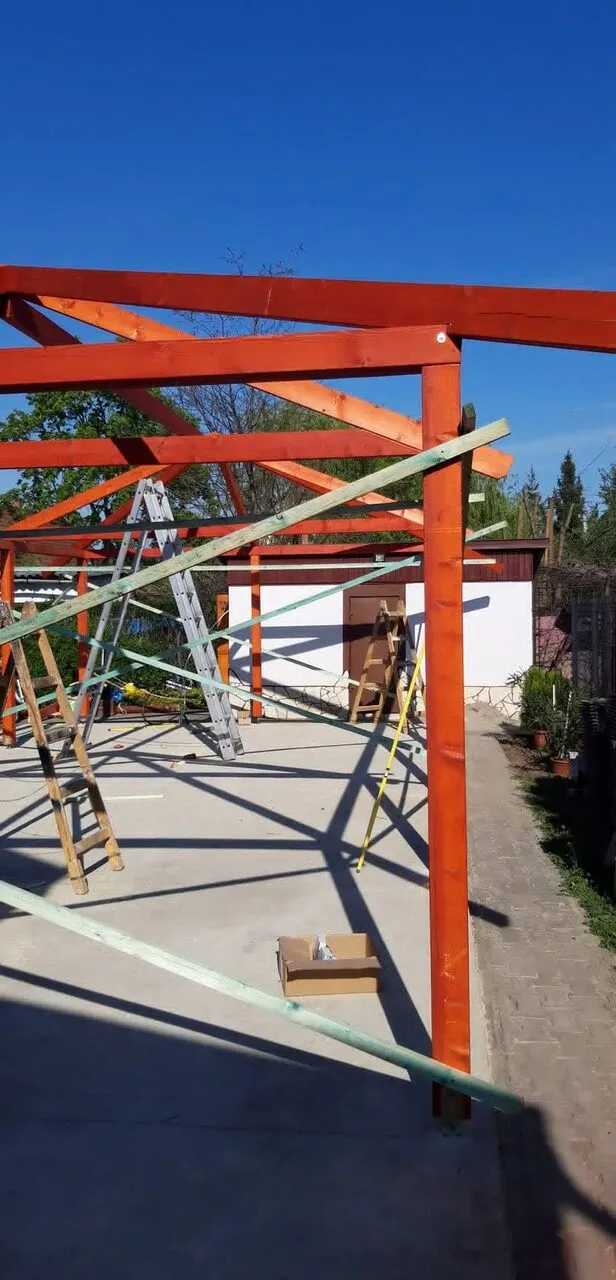 Acélszerkezetű kerti pergola és kocsibeálló építés közben