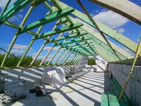 Tetőtér belső fa tetőszerkezete zöld szarufákkal