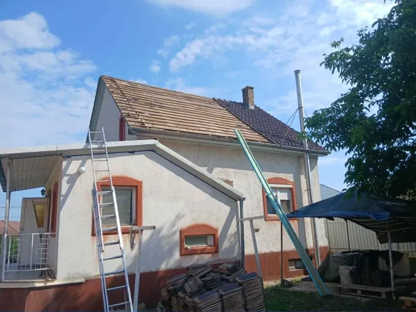 Régi vidéki ház nyeregtetejének felújítása új kéménnyel